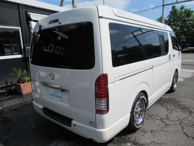 2010 Toyota Hiace – thumbnail 2