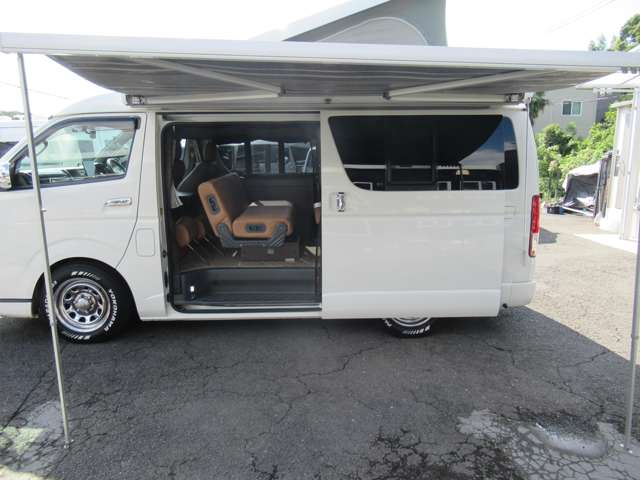2010 Toyota Hiace – thumbnail 4