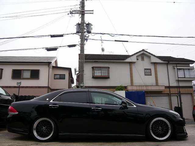 2010 Toyota Crown Athlete – thumbnail 2