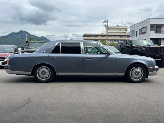 2010 Toyota Century – thumbnail 4