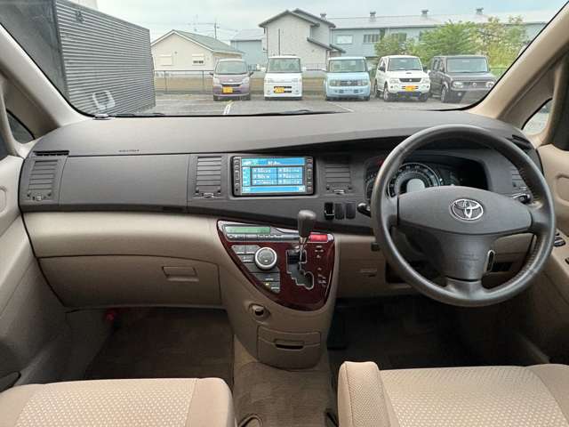 2006 Toyota Isis – thumbnail 3