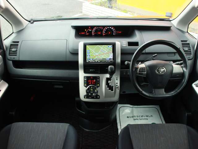 2010 Toyota Voxy – thumbnail 4