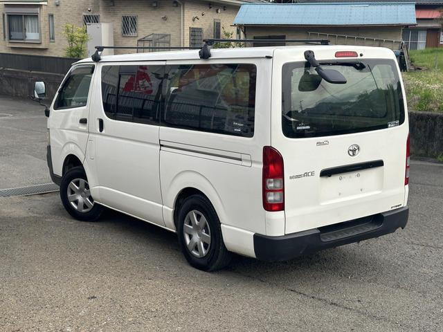 2010 Toyota Hiace – thumbnail 2