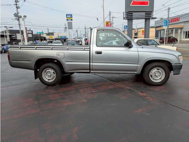 2004 Toyota Hilux – thumbnail 4