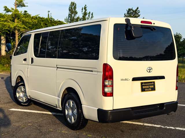 2010 Toyota Hiace – thumbnail 2