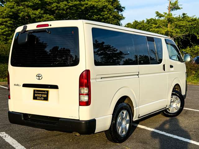 2010 Toyota Hiace – thumbnail 4