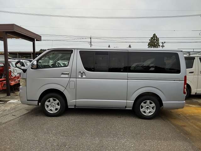 2009 Toyota Hiace – thumbnail 3