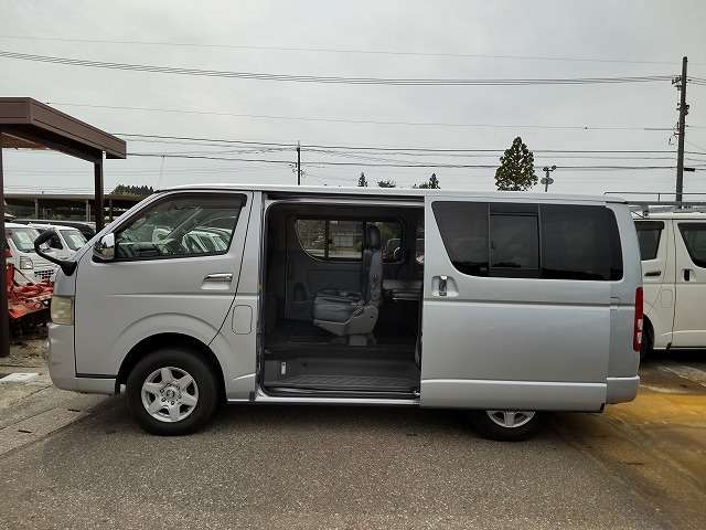 2009 Toyota Hiace – thumbnail 4