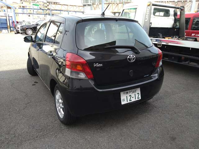 2010 Toyota Vitz – thumbnail 2