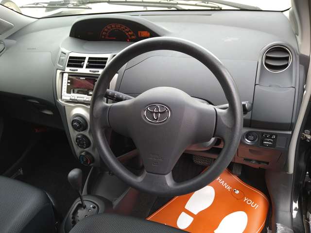 2010 Toyota Vitz – thumbnail 3