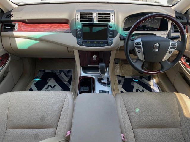 2010 Toyota Crown Royal – thumbnail 2