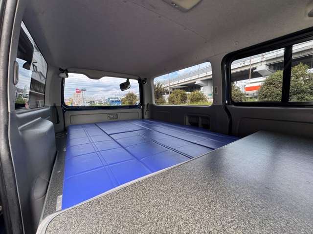 2010 Toyota Hiace – thumbnail 2