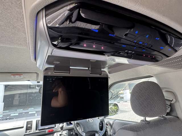 2010 Toyota Hiace – thumbnail 3
