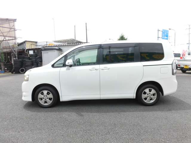 2009 Toyota Voxy – thumbnail 3