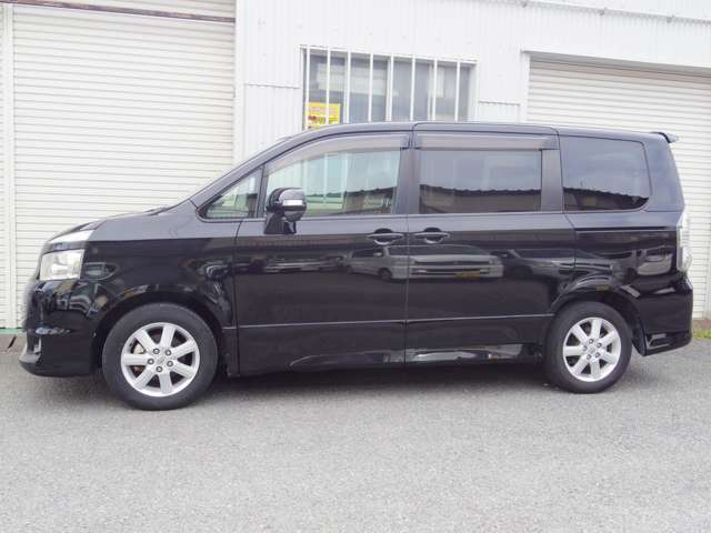 2010 Toyota Voxy – thumbnail 4