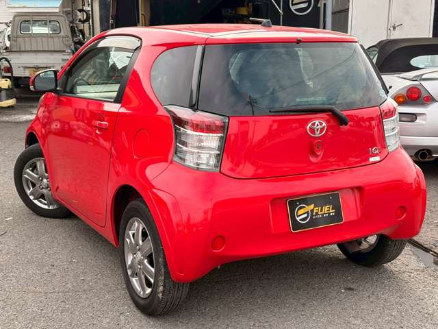 2009 Toyota iQ – thumbnail 2
