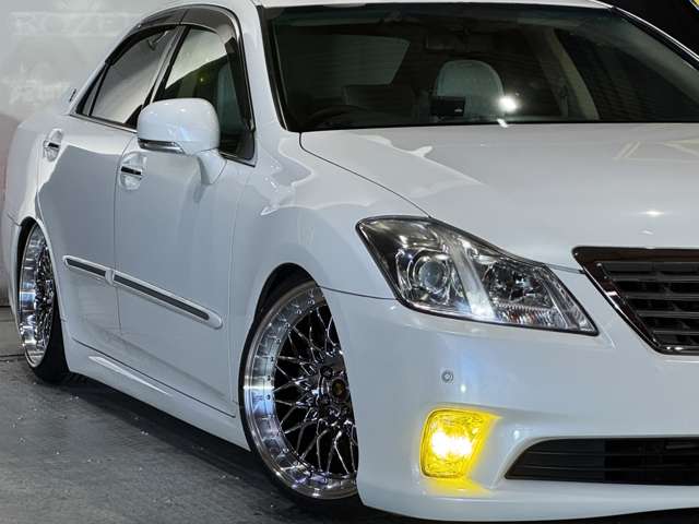 2010 Toyota Crown Royal – thumbnail 3