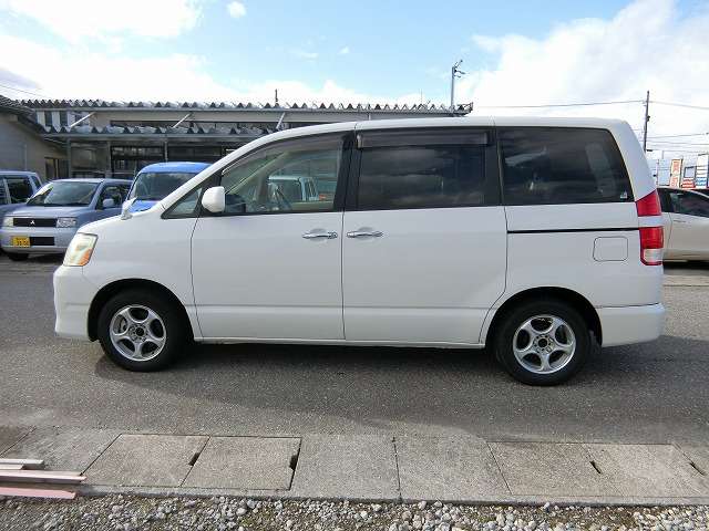 2006 Toyota Noah – thumbnail 3