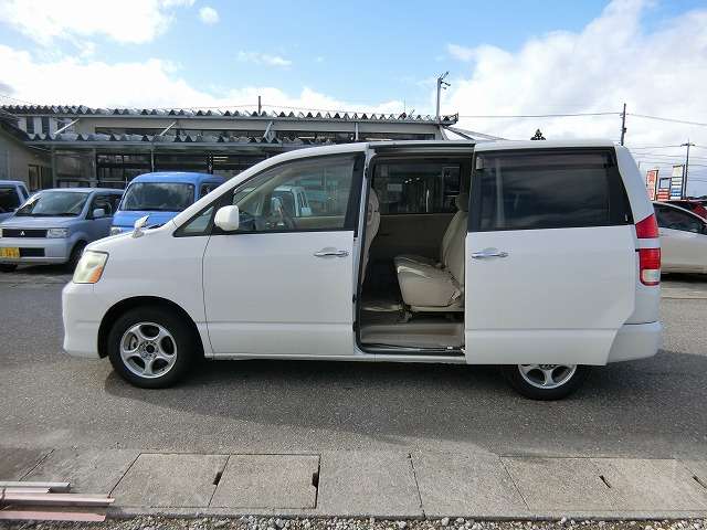 2006 Toyota Noah – thumbnail 4