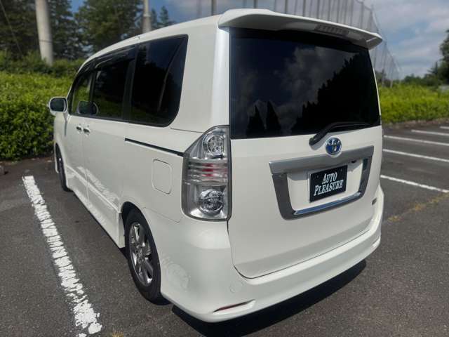 2010 Toyota Voxy – thumbnail 2