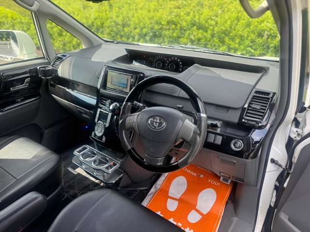 2010 Toyota Voxy – thumbnail 3