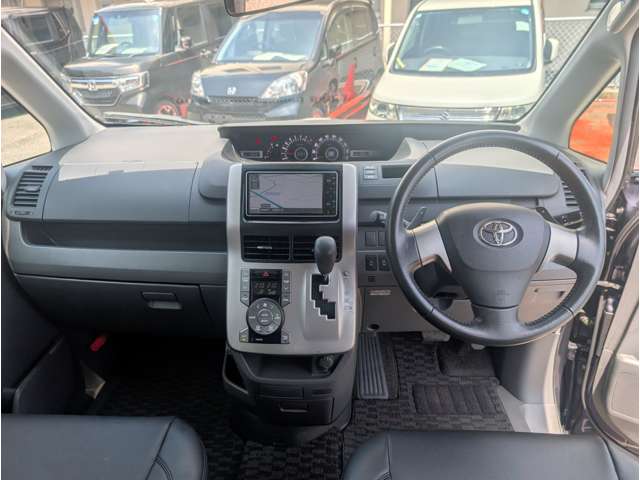 2009 Toyota Voxy – thumbnail 2