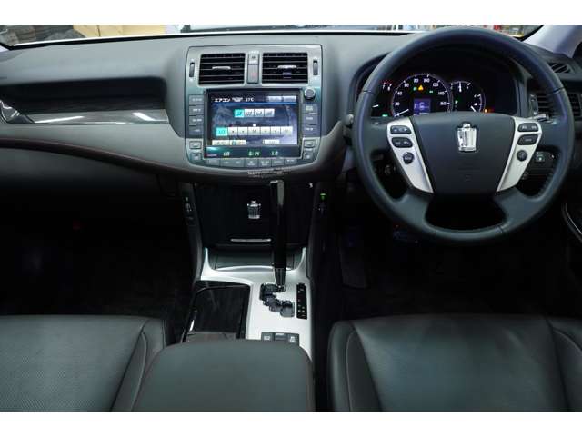 2010 Toyota Crown Athlete – thumbnail 2