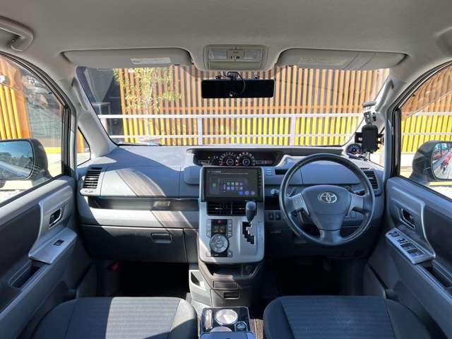 2010 Toyota Voxy – thumbnail 3