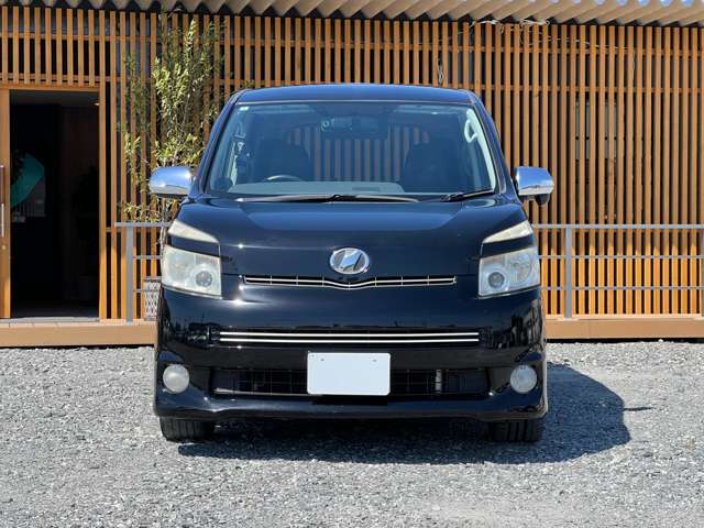 2010 Toyota Voxy – thumbnail 4