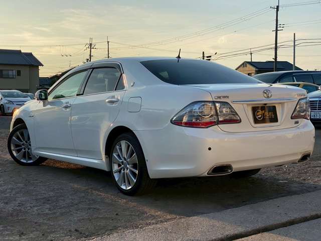 2010 Toyota Crown Hybrid – thumbnail 2