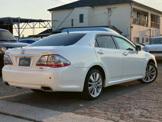 2010 Toyota Crown Hybrid – thumbnail 4