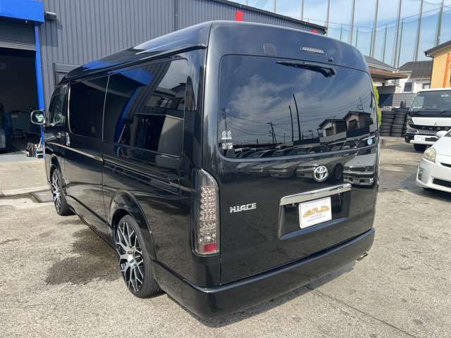 2010 Toyota Hiace – thumbnail 4