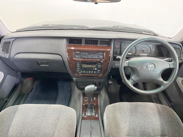 2004 Toyota Crown Sedan – thumbnail 2