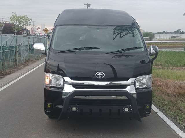 2009 Toyota Hiace – thumbnail 3