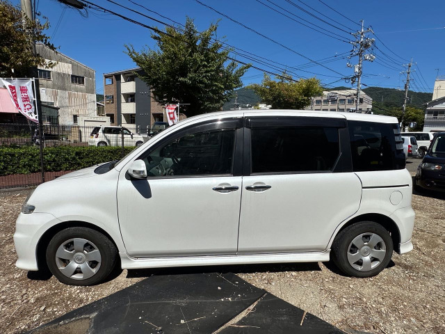 2009 Toyota Sienta – thumbnail 2