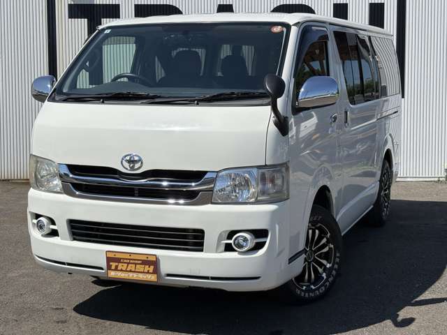 2010 Toyota Hiace – thumbnail 2
