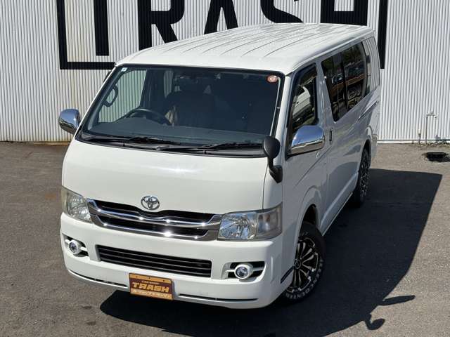 2010 Toyota Hiace – thumbnail 3