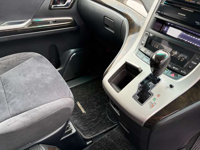 2010 Toyota Vellfire – thumbnail 3