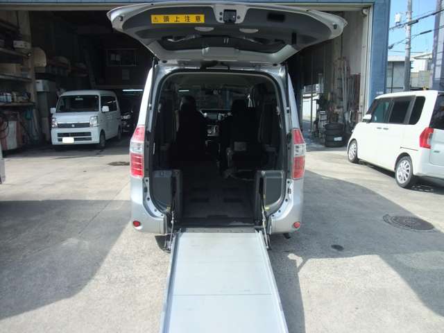 2010 Toyota Noah – thumbnail 2