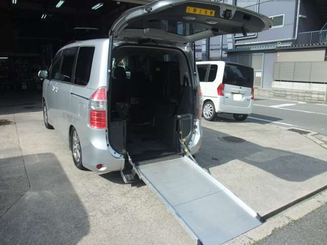 2010 Toyota Noah – thumbnail 3