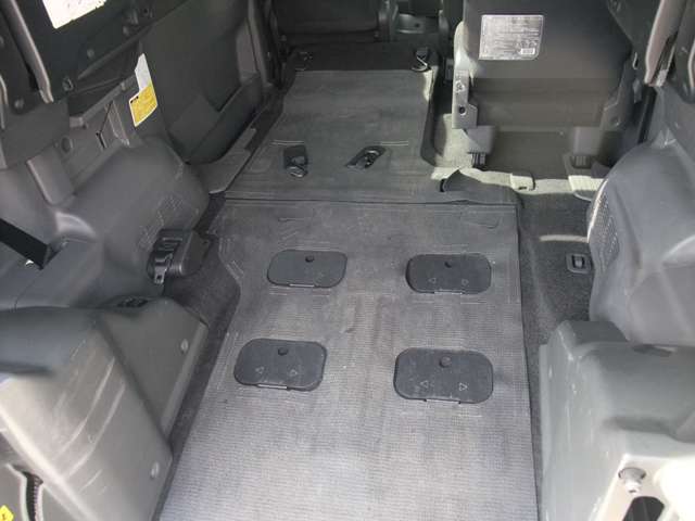 2010 Toyota Noah – thumbnail 4
