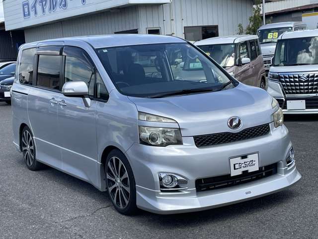2010 Toyota Voxy – thumbnail 2