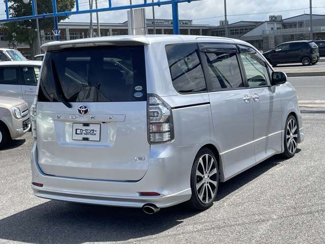 2010 Toyota Voxy – thumbnail 3