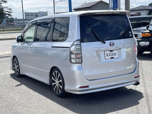 2010 Toyota Voxy – thumbnail 4