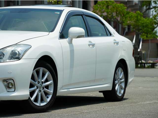 2010 Toyota Crown Royal – thumbnail 4