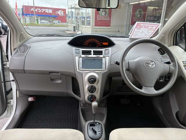 2010 Toyota Vitz – thumbnail 3