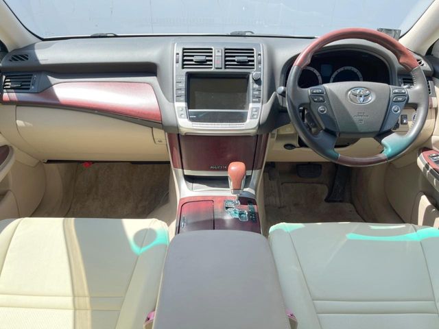 2009 Toyota Crown Majesta – thumbnail 2