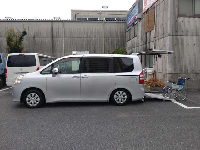 2010 Toyota Noah – thumbnail 2