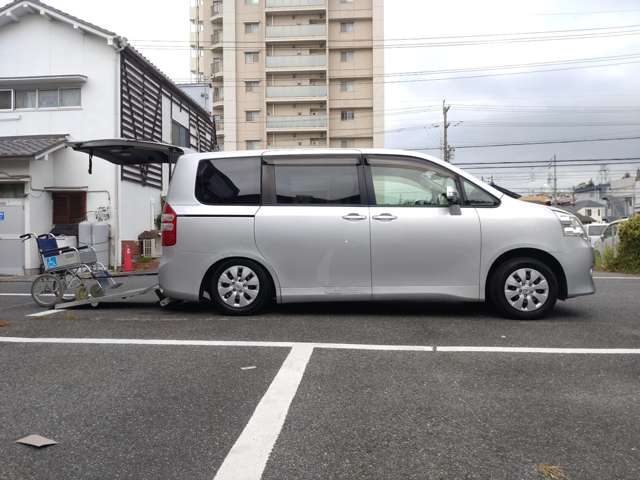 2010 Toyota Noah – thumbnail 3