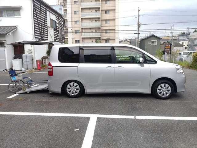 2010 Toyota Noah – thumbnail 4